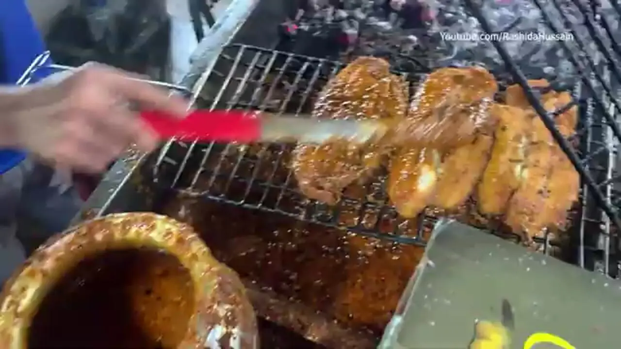 غذای خیابانی در پاکستان؛ ماهی سرخ شده و کبابی با ادویه در کراچی