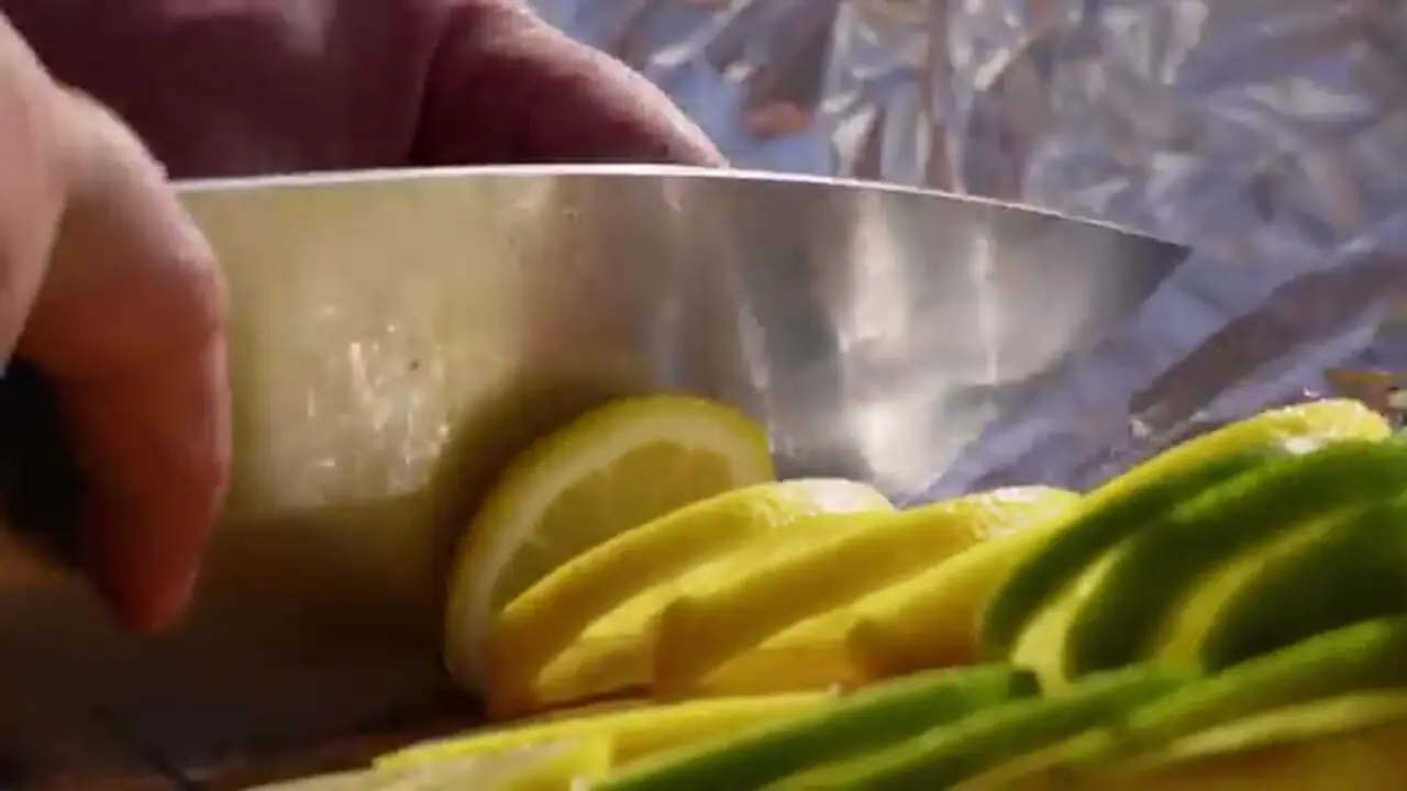 غذای روستایی در آذربایجان؛ کباب ماهی غول پیکر ب همراه مرکبات در تنور