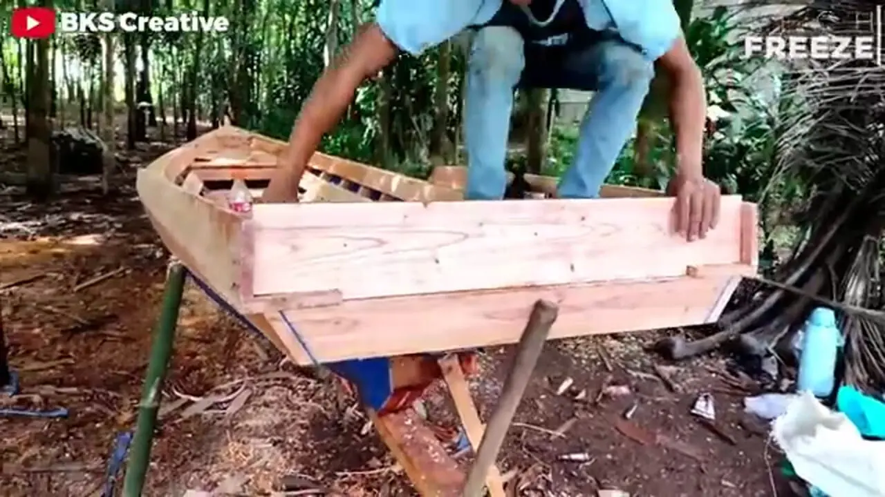 مراحل ساخت یک قایق خلاقانه با بشکه پلاستیکی و چوب در اندونزی