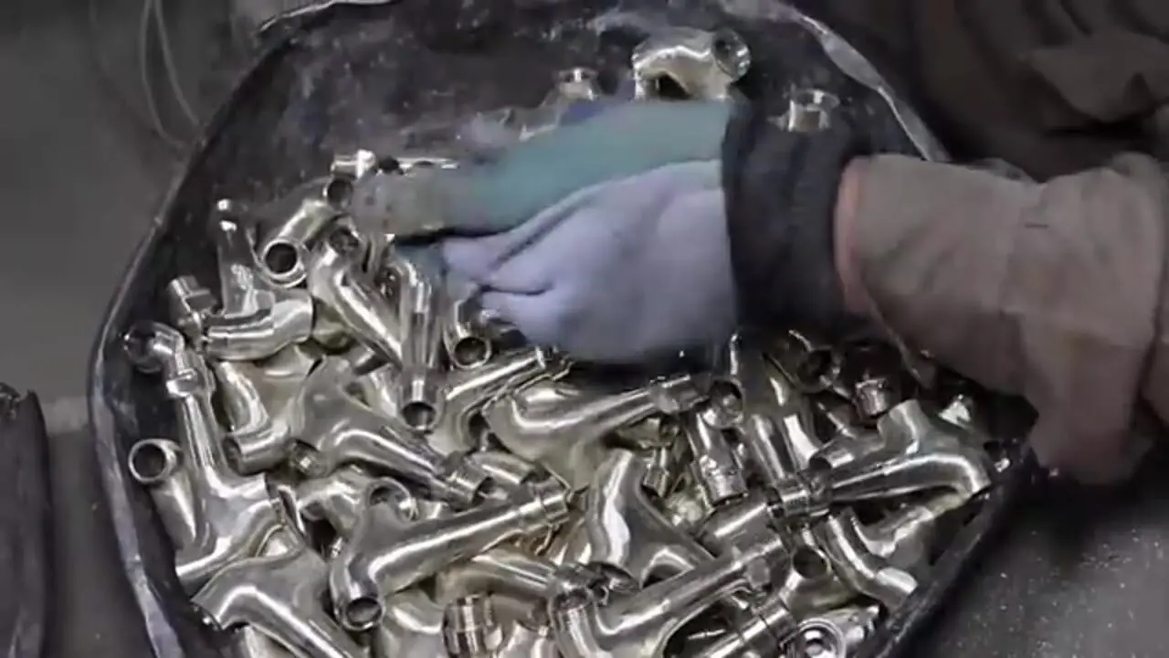 مراحل تولید انبوه شیرآب به صورت دستی در کارگاهی در پاکستان