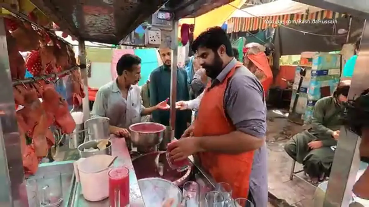 غذای خیابانی در پاکستان؛ هنر دیدنی فروشنده خیابانی در تهیه آب انار در کراچی