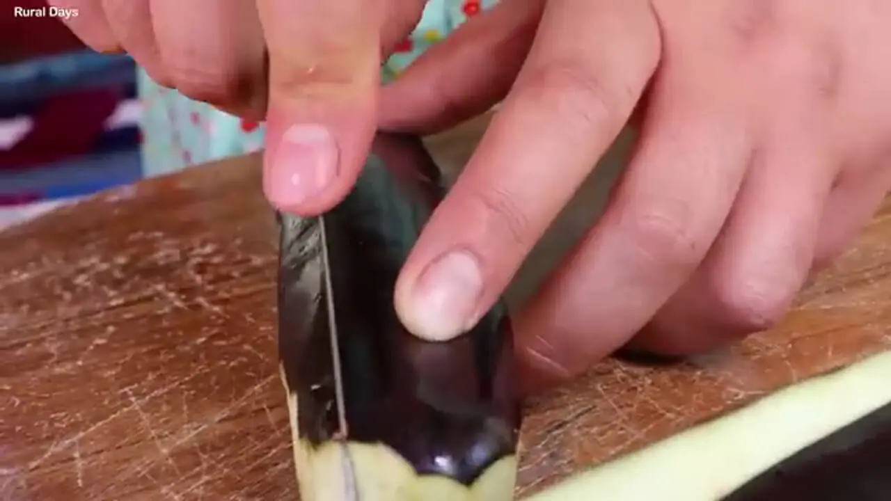 ببینید| غذای روستایی در افغانستان؛ پخت یک غذای متفاوت با بادمجان و برنج