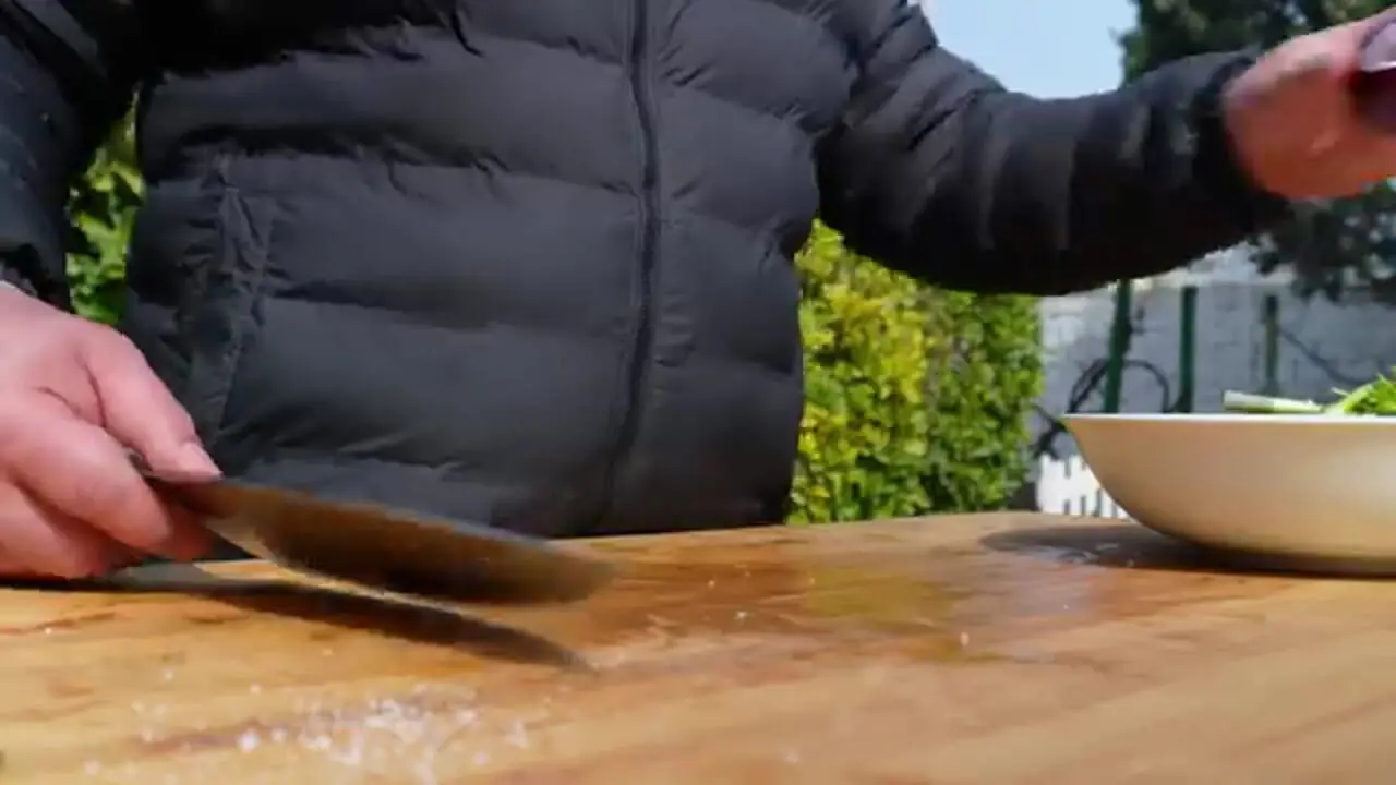 غذای روستایی در آذربایجان؛ کباب کردن ران بزرگ گاو در تنور زیر زمینی