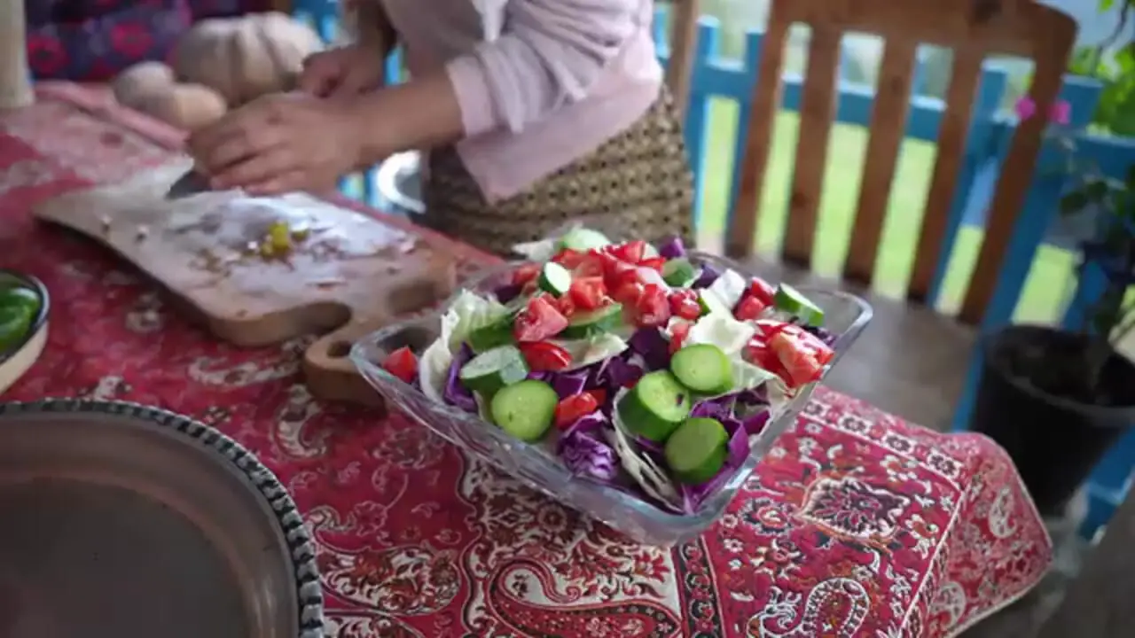 غذای روستایی در ایران؛ کباب کردن ران گاو در تنور همراه با پخت نان و سیب زمینی