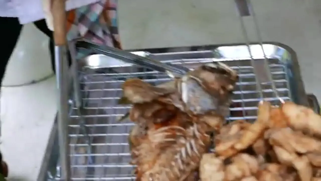 غذای خیابانی در تایلند؛ ماهی گروپر کبابی با سبزیجات در بانکوک