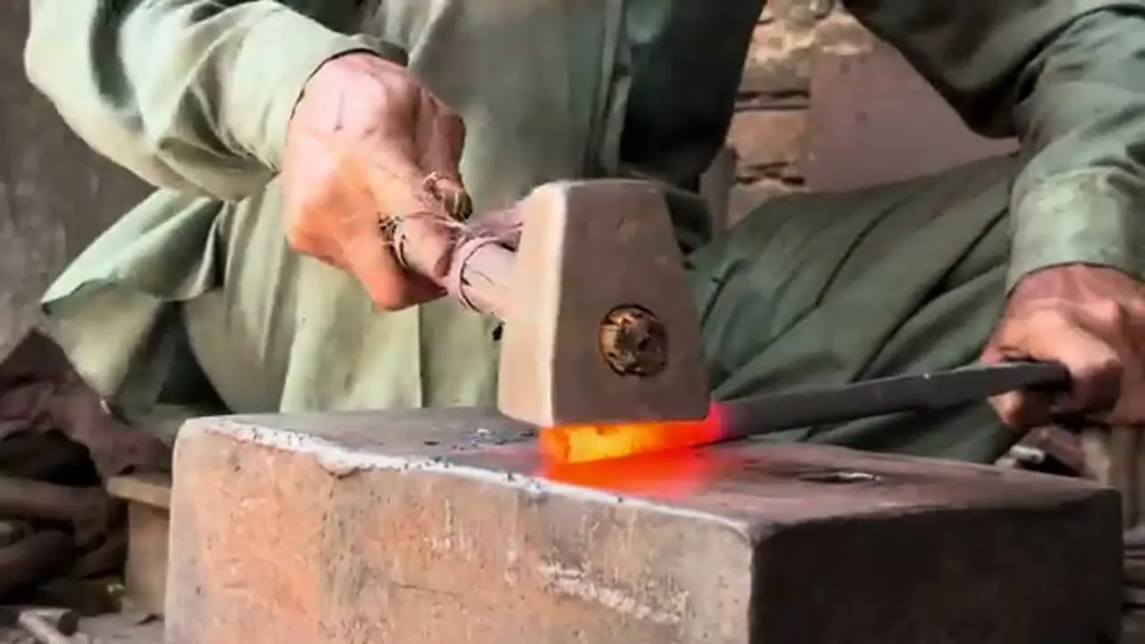 مراحل تولید قیچی آهنبر از طریق بازیافت فنرهای قدیمی خودرو در پاکستان