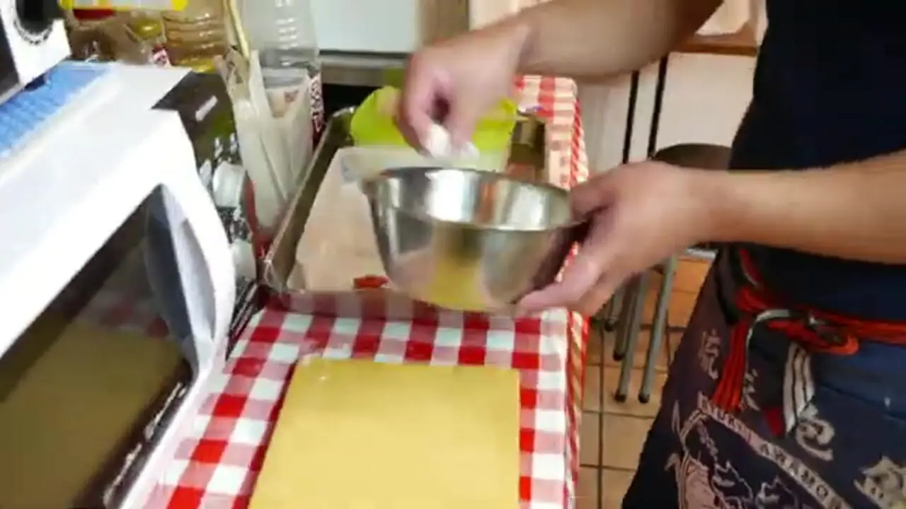 غذای خیابانی در ژاپن؛ برش و تهیه دو نوع غذا با ماهی بادکنکی سمی در اوکیناوا