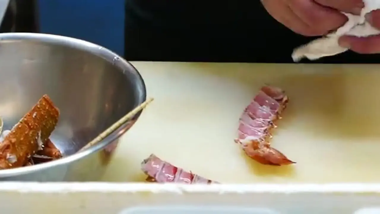 غذای خیابانی در ژاپن؛ تهیه دو نوع غذا با لابستر صورتی در اوکیناوا