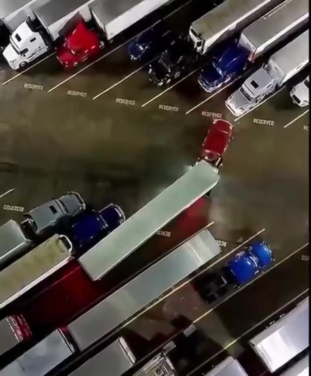 ببینید؛ دقت و مهارت بینظیر راننده در پارک کردن تریلی