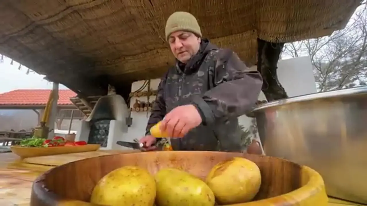 غذای روستایی در آذربایجان؛ کباب کردن بره در پوست گاو!