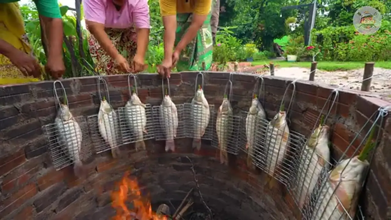 ببییند| غذای روستایی در سنگاپور؛ کباب ماهی کپور در تنور زیر زمینی بزرگ در روستا