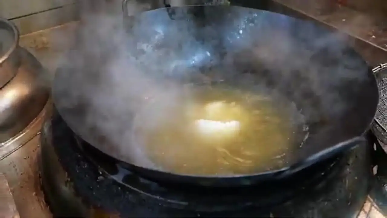 ببینید| غذای خیابانی در آمریکا؛ پخت غذا با صدف، لابستر و رشته فرنگی در نیویورک