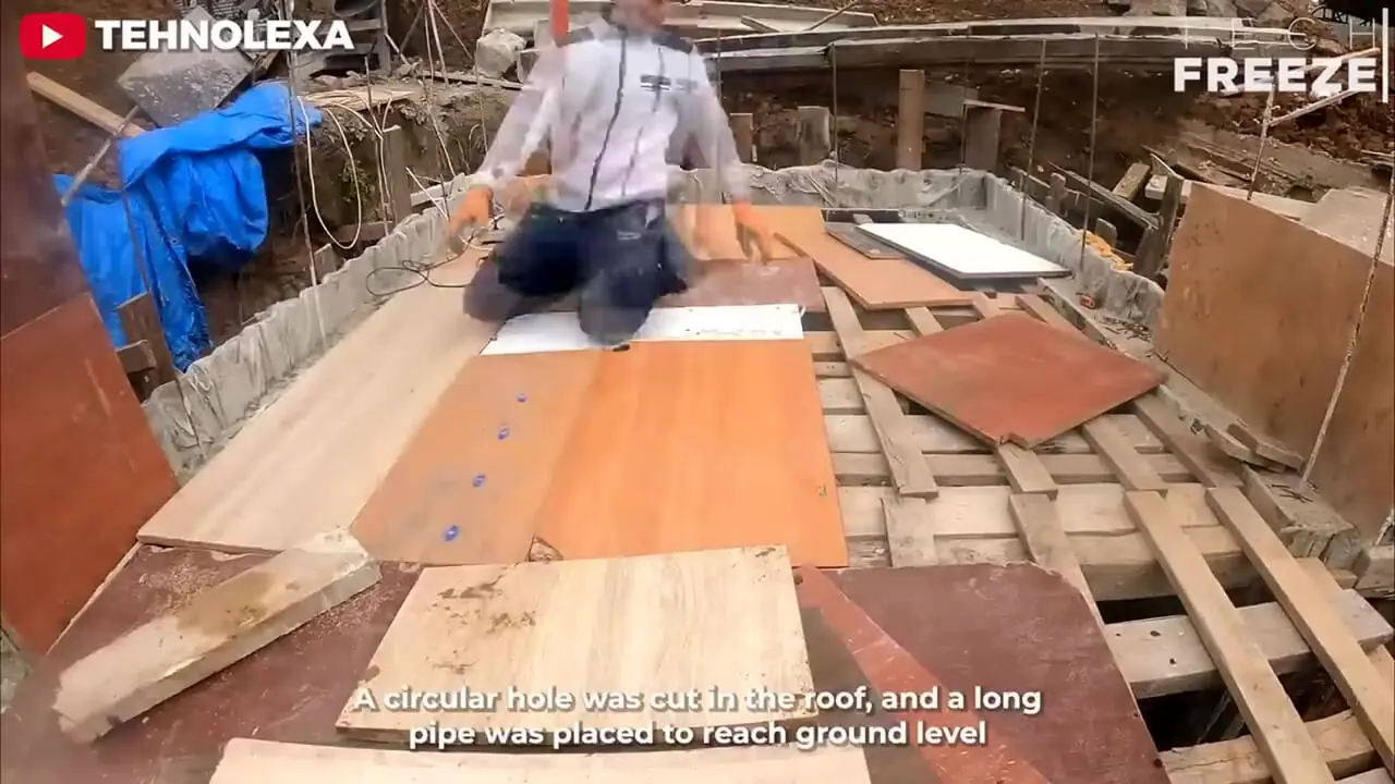 فرآیند ساخت یک پناهگاه زیر زمینی در پشت حیاط یک خانه در روسیه