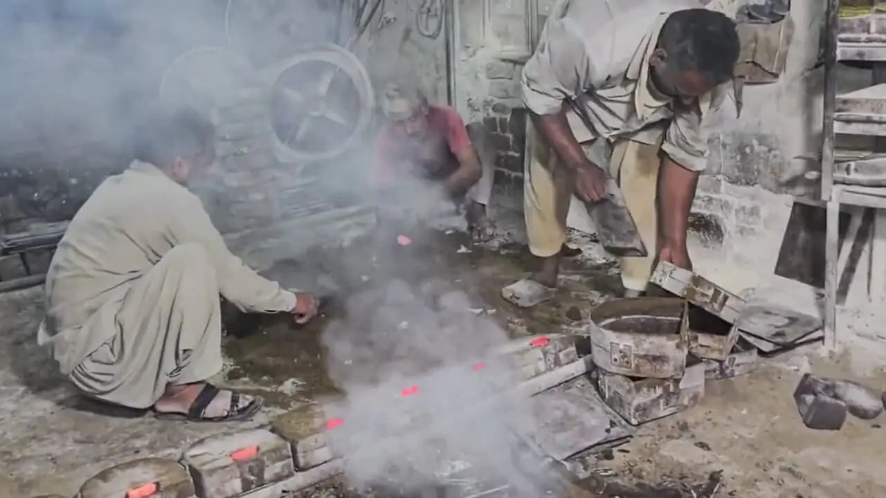 ببینید| فرآیند بازیافت ضایعات برنجی و تولید قفل در با آن ها در پاکستان