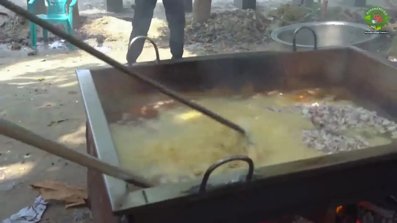 ببینید| غذای روستایی در هند؛ پخت یک غذای سنتی با 700 مرغ، تخم مرغ و حبوبات