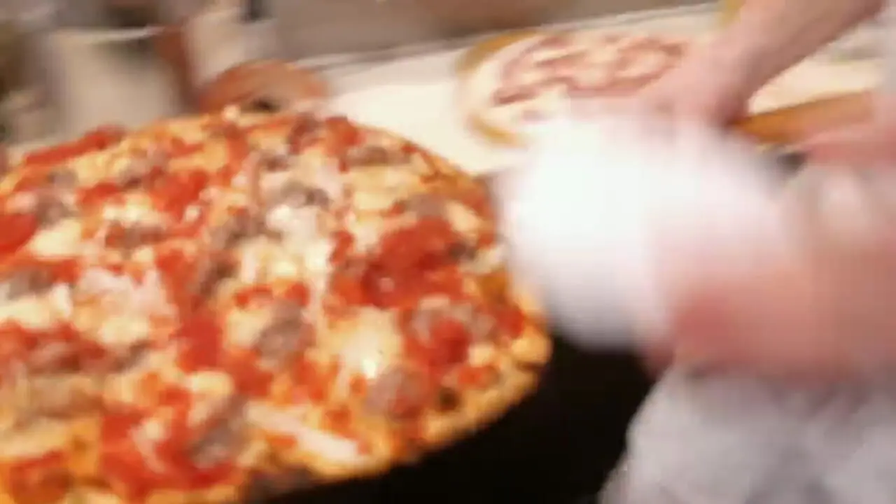 غذای خیابانی در آمریکا؛ تهیه پیتزای گوجه فرنگی در نیوجرسی