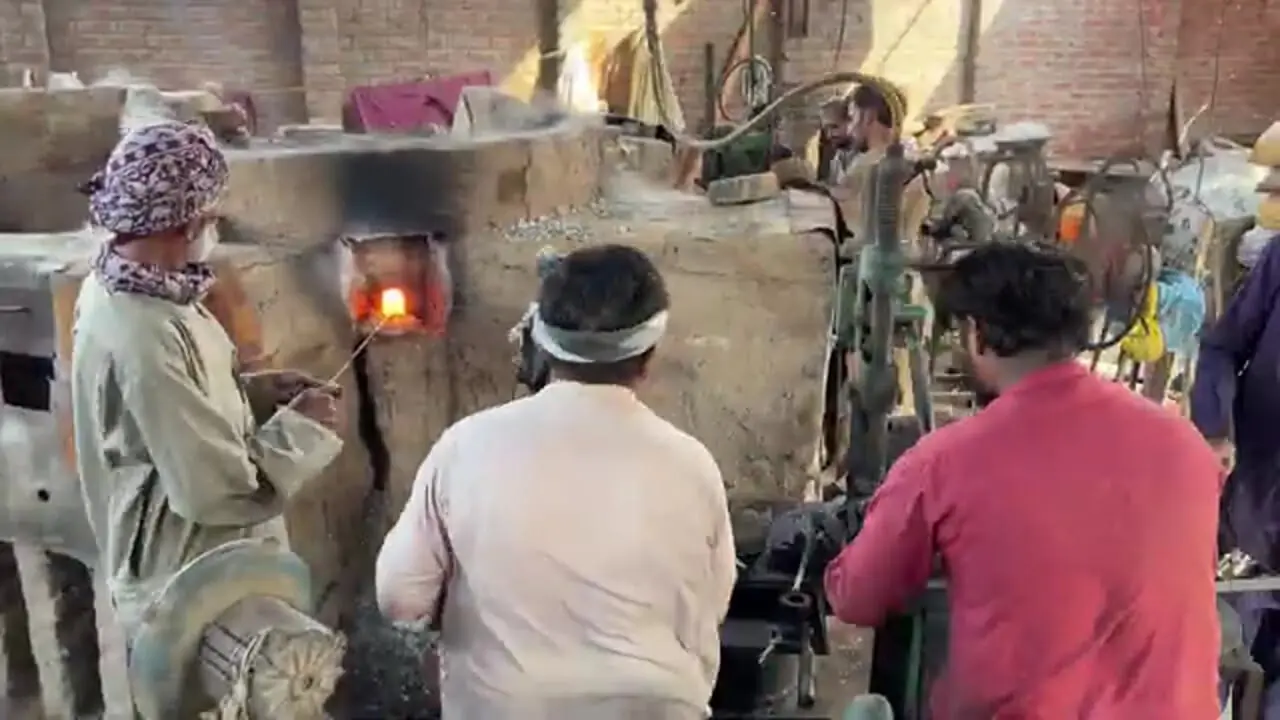 ببینید| مراحل دیدنی بازیافت ضایعات شیشه و تولید محصولات جدید با آنها در پاکستان