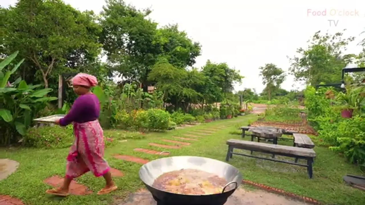 غذای روستایی در سنگاپور؛ پخت اردک شکم پر سوخاری در روستایی زیبا