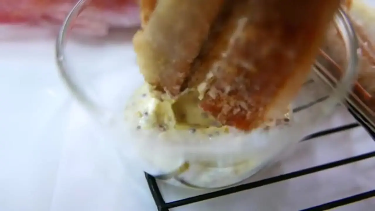 ببینید| غذای خیابانی در ژاپن؛ تهیه دو مدل غذا با ماهی پرنده نارنجی در اوکیناوا