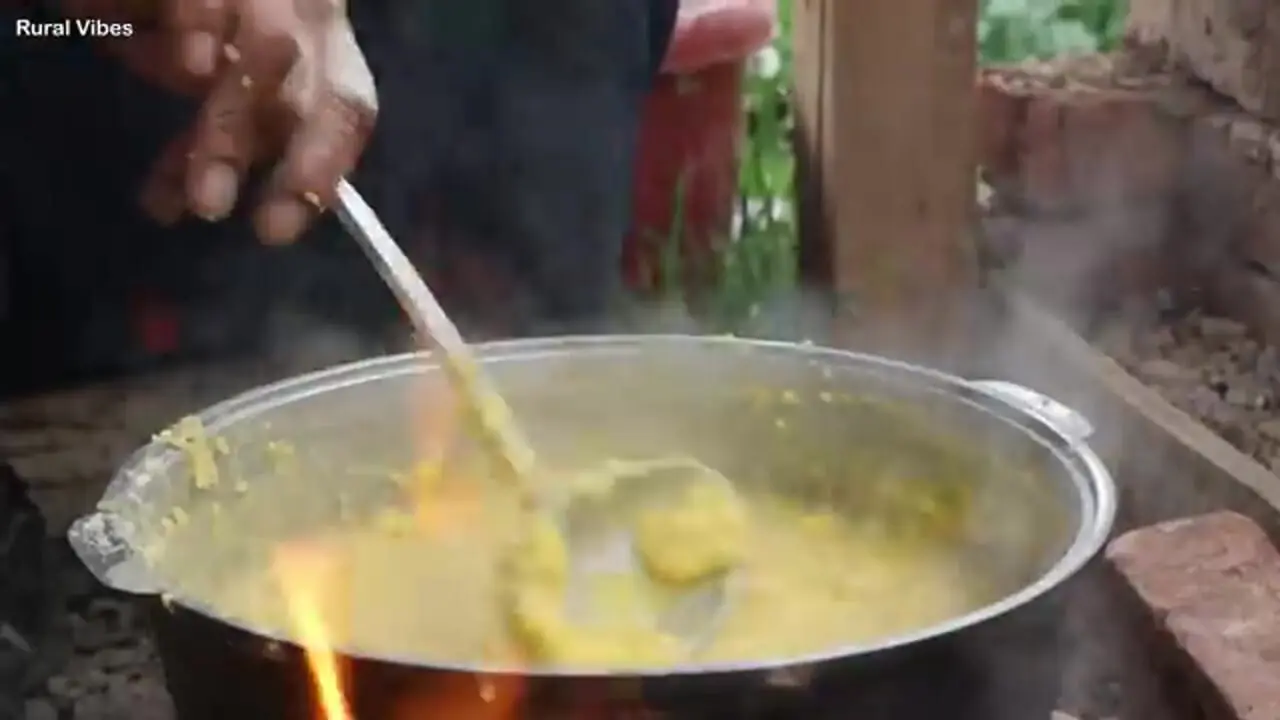 ببینید| غذای روستایی در افغانستان؛ تهیه پودینگ ذرت توسط زوح مسن افغان