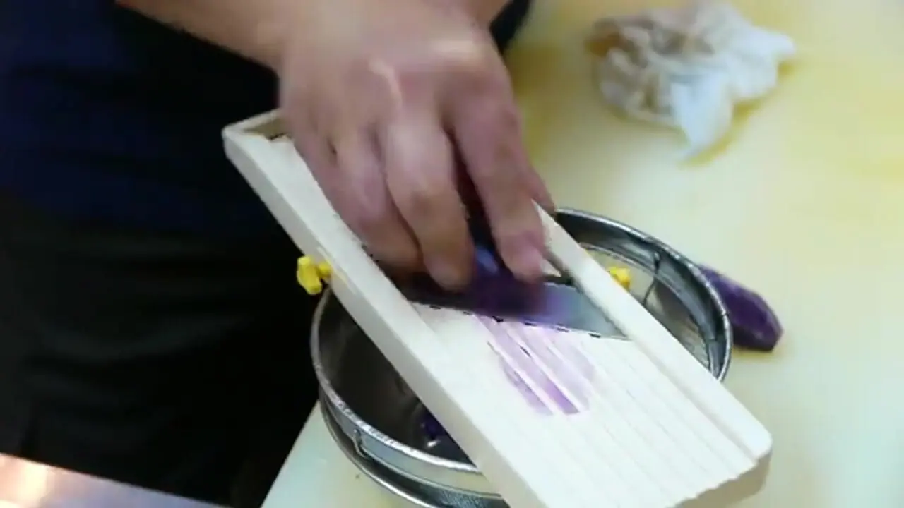 غذای خیابانی در ژاپن؛ ماهی کاسک سرخ شده با گل کلم در توکیو