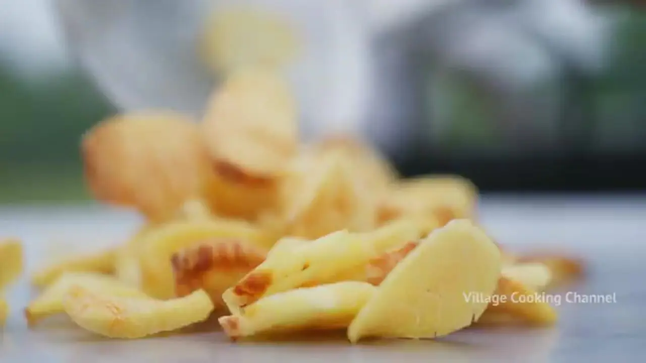 غذای روستایی در هند؛ تهیه چیپس سیب زمینی در طبیعت روستا