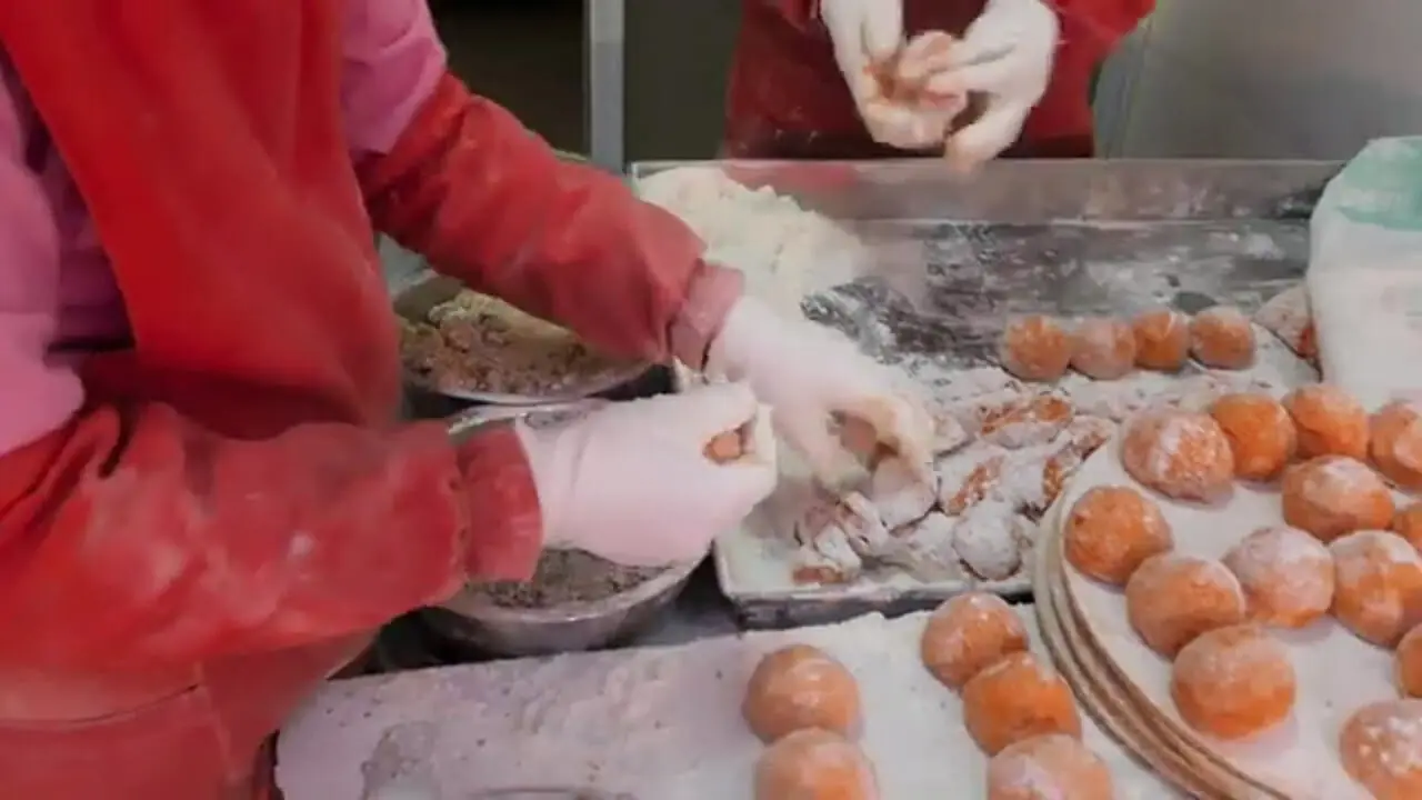 غذای خیابانی در چین؛ پخت «دونات خرمالو» در شی آن