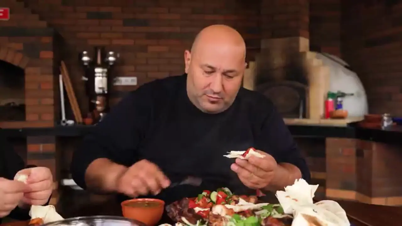 ببینید| غذای روستایی در روسیه؛ کباب خرگوش و گوجه روی آتش