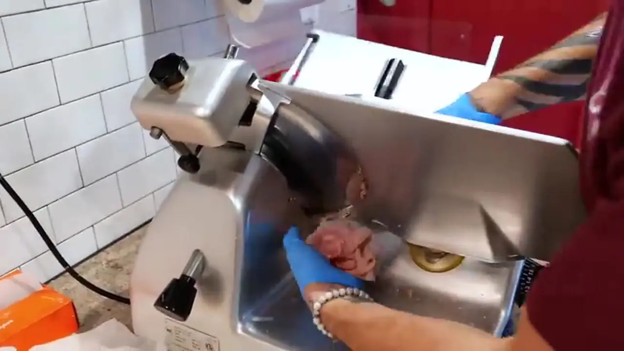 غذای خیابانی در آمریکا؛ تهیه ساندویچ هوگی در فیلادلفیا