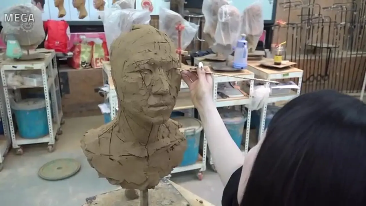 مراحل شگفت انگیز ساخت مجسمه سر انسان با گِل توسط استاد کره ای