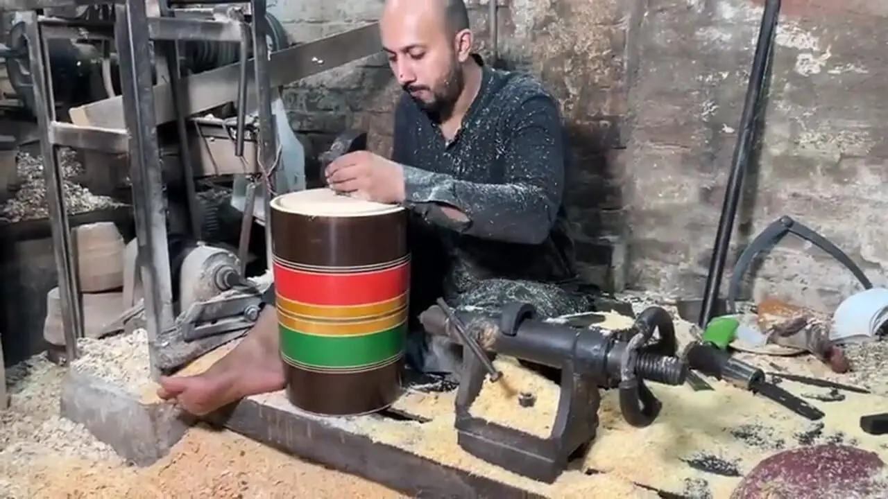 مراحل تماشایی ساخت دُهُل با تنه درخت در کارگاهی در پاکستان