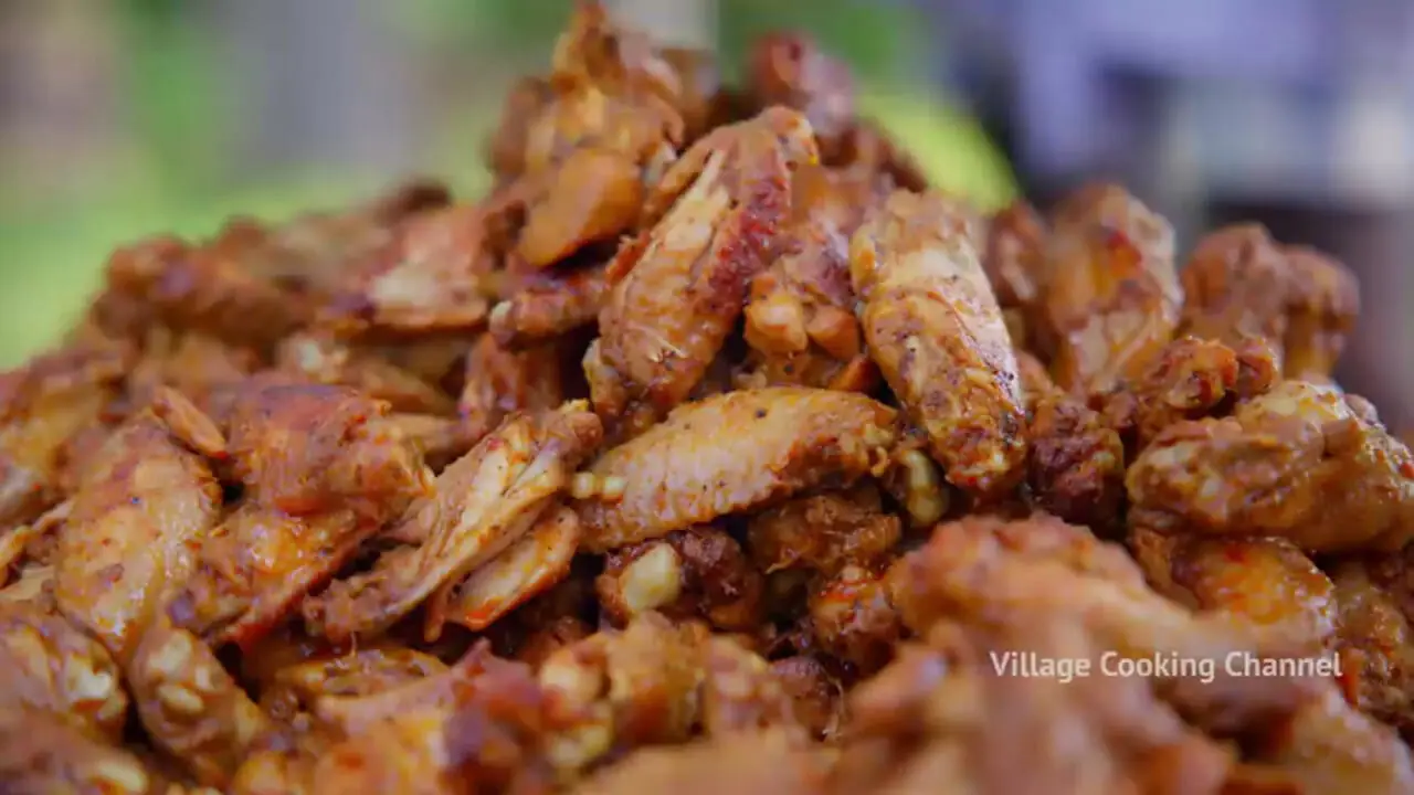 ببینید| غذای روستایی در هند؛ پخت بال مرغ تند و شیرین در طبیعت روستا