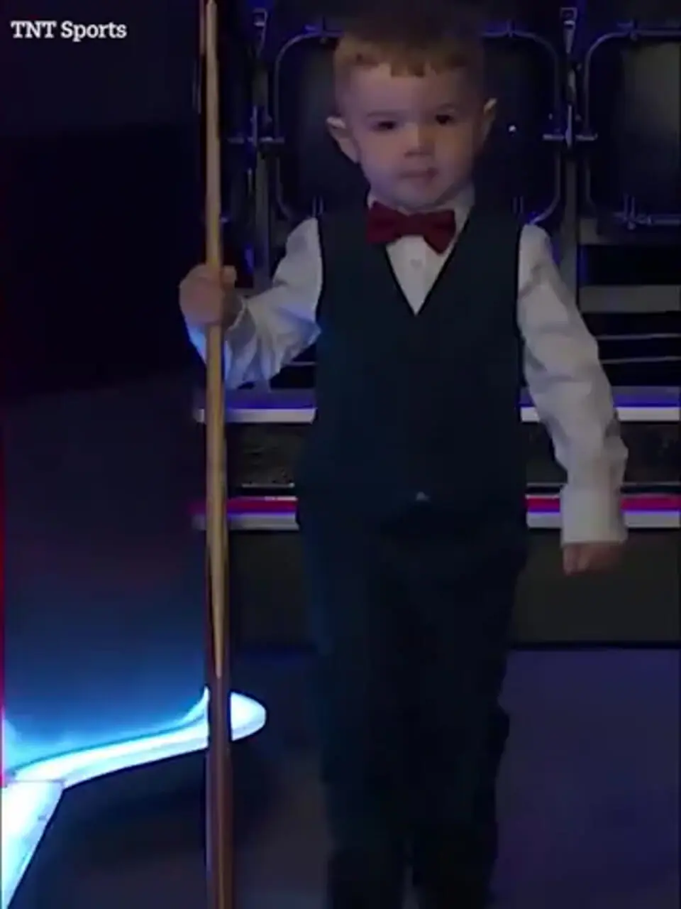 جوان‌ترین نابغه اسنوکر جهان؛ کودک ۲ ساله‌ای که مثل حرفه‌ای‌ها بازی می‌کند