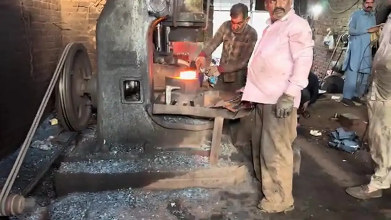 مراحل دیدنی تولید انبوه تبرهای فولادی در پاکستان