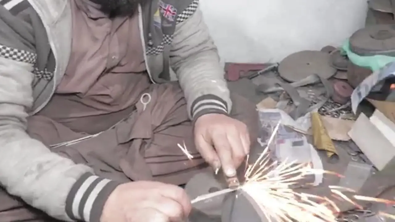 مراحل دیدنی تولید انبوه قیچی آرایشگری در کارگاهی در پاکستان