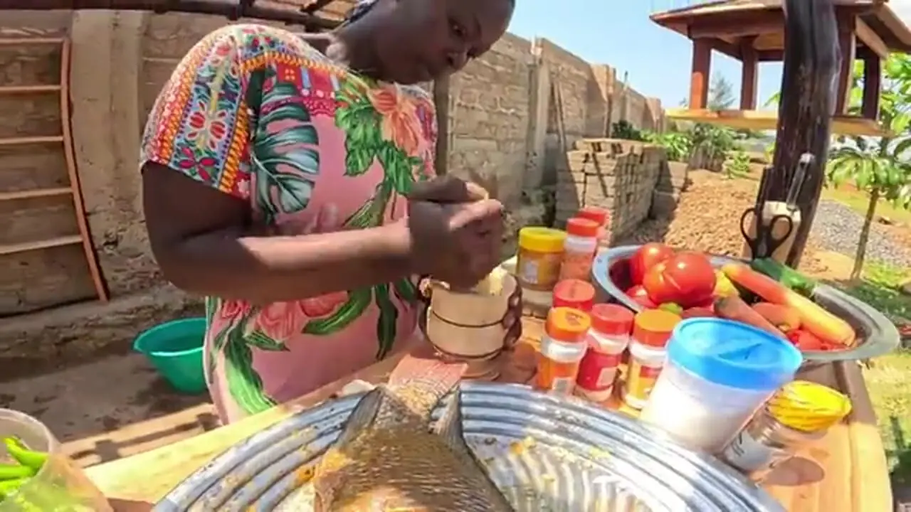 ببینید| غذای روستایی در کنیا؛ کباب ماهی در برگ موز روی آتش