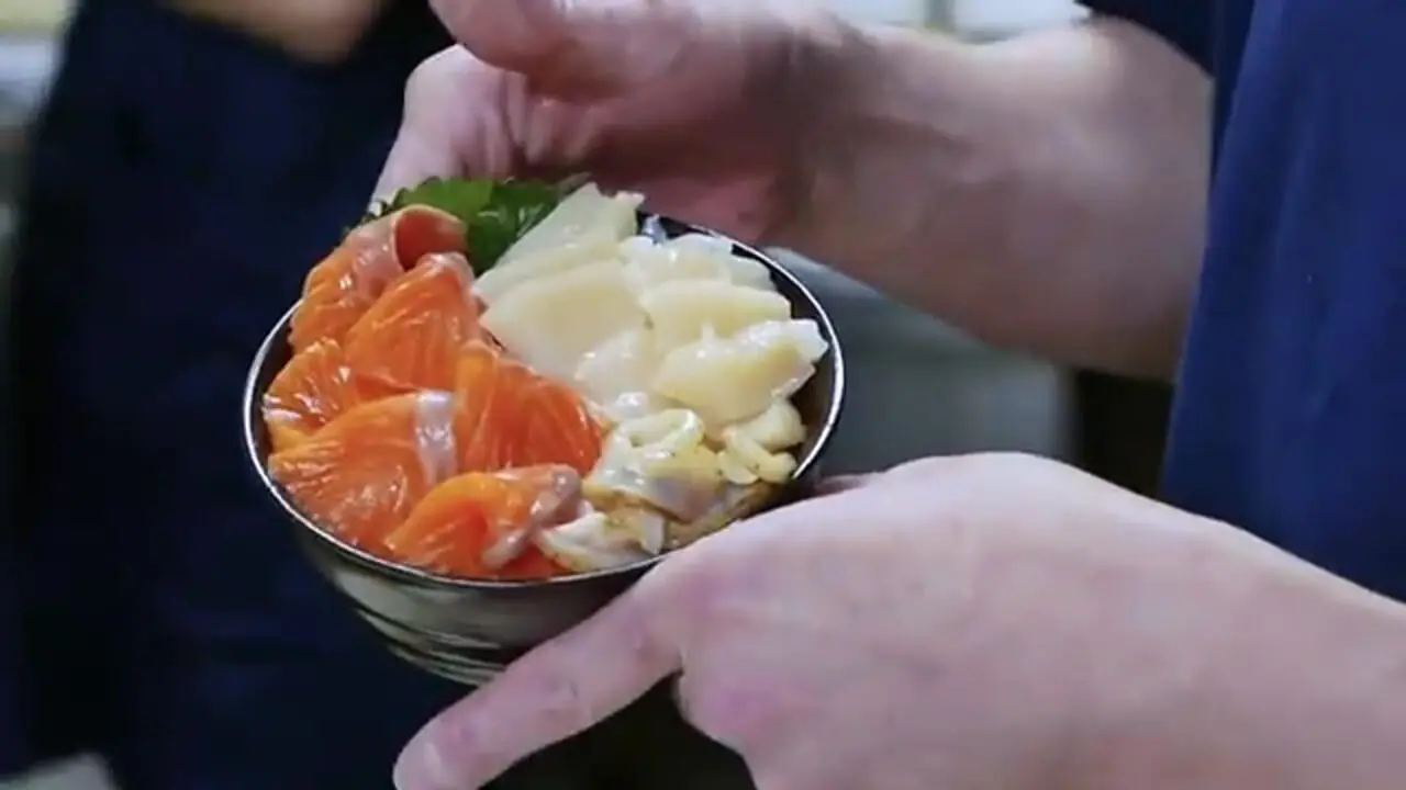 غذای خیابانی در ژاپن؛ تهیه ساشیمی با اژدها ماهی در توکیو