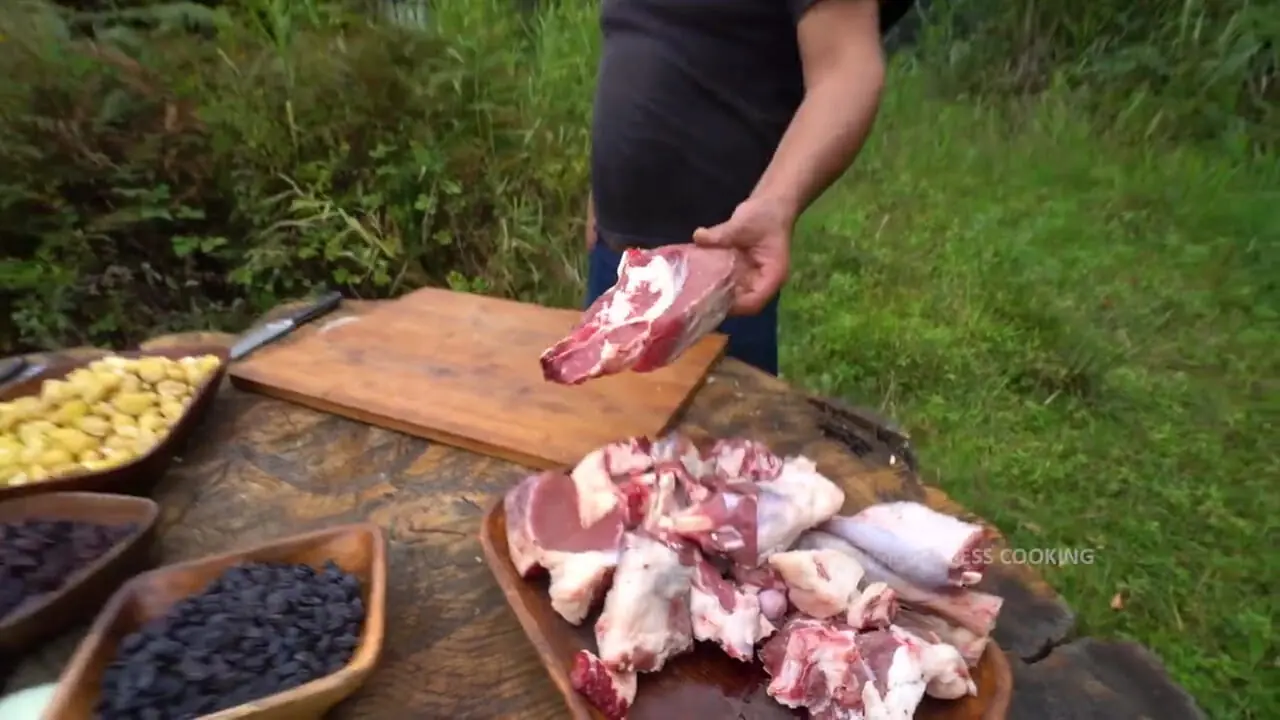 ببینید| غذای روستایی در آذربایجان؛ پخت یک غذای سنتی با شاه بلوط و گوشت بره