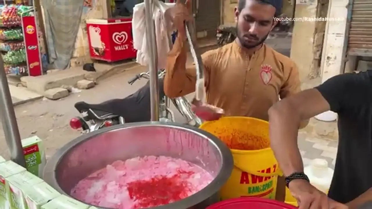 ببینید| غذای خیابانی در پاکستان؛ تهیه میلک شیک انبه و توت فرنگی در کراچی