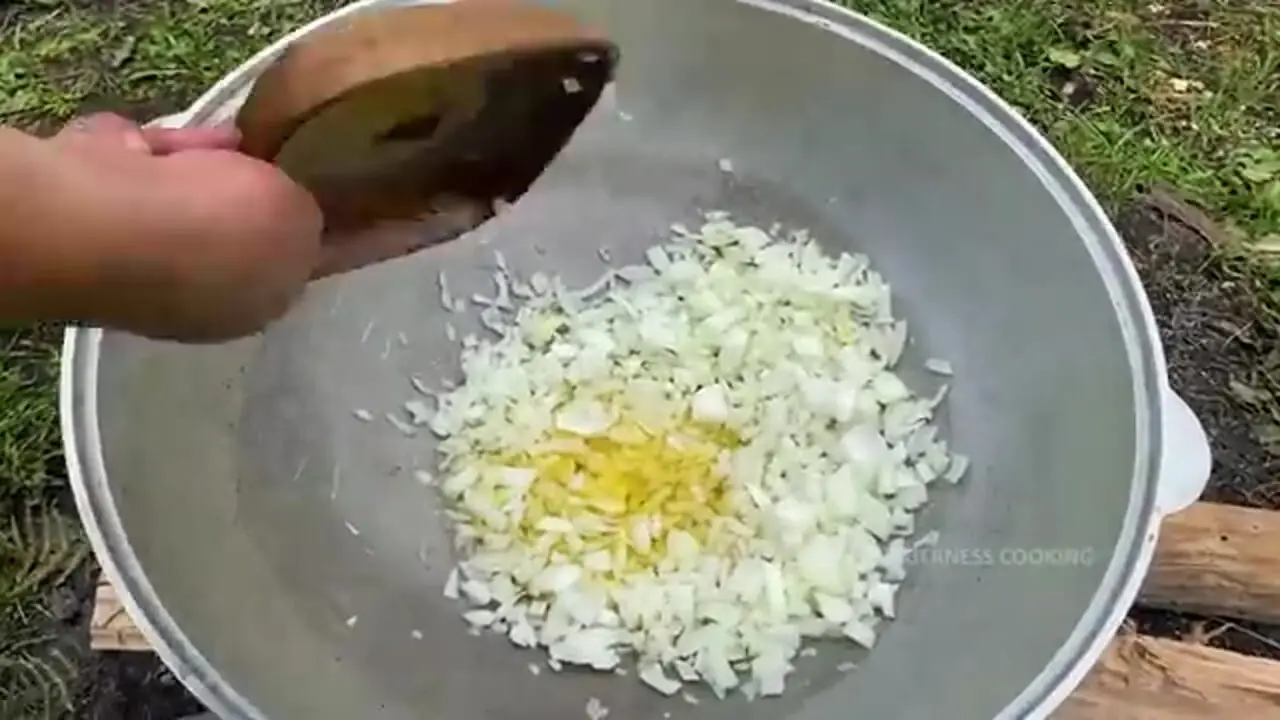 غذای خیابانی در آذربایجان؛ پخت خورشت با خرگوش در طبیعت