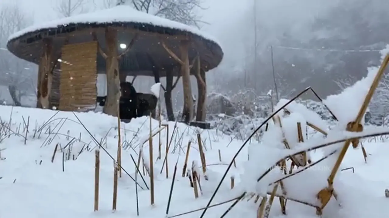 ببینید| غذای روستایی در آذربایجان؛ پخت غذا با خرگوش و سبزیجات در کوهستانی برفی