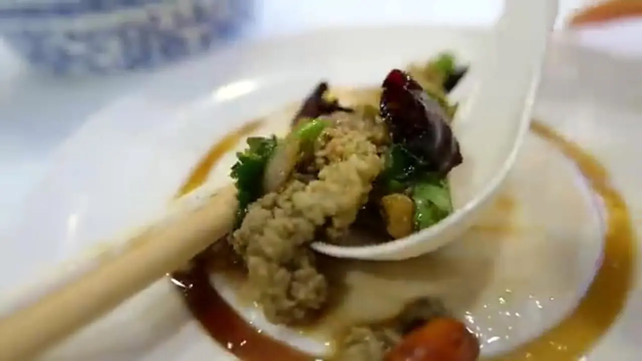 غذای خیابانی در چین؛ ستاره دریایی سرخ شده با برنج در چینگ دائو