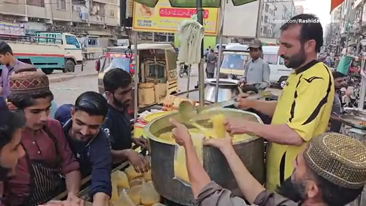 غذای خیابانی در پاکستان؛ تهیه میلک شیک انبه در کراچی