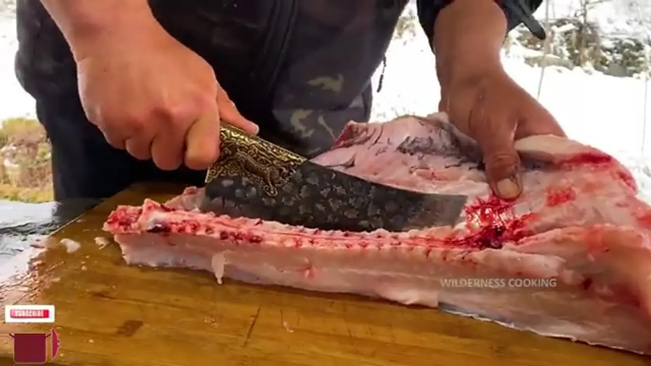 غذای روستایی در آذربایجان؛ کباب ماهی کپور در طبیعت برفی روستا