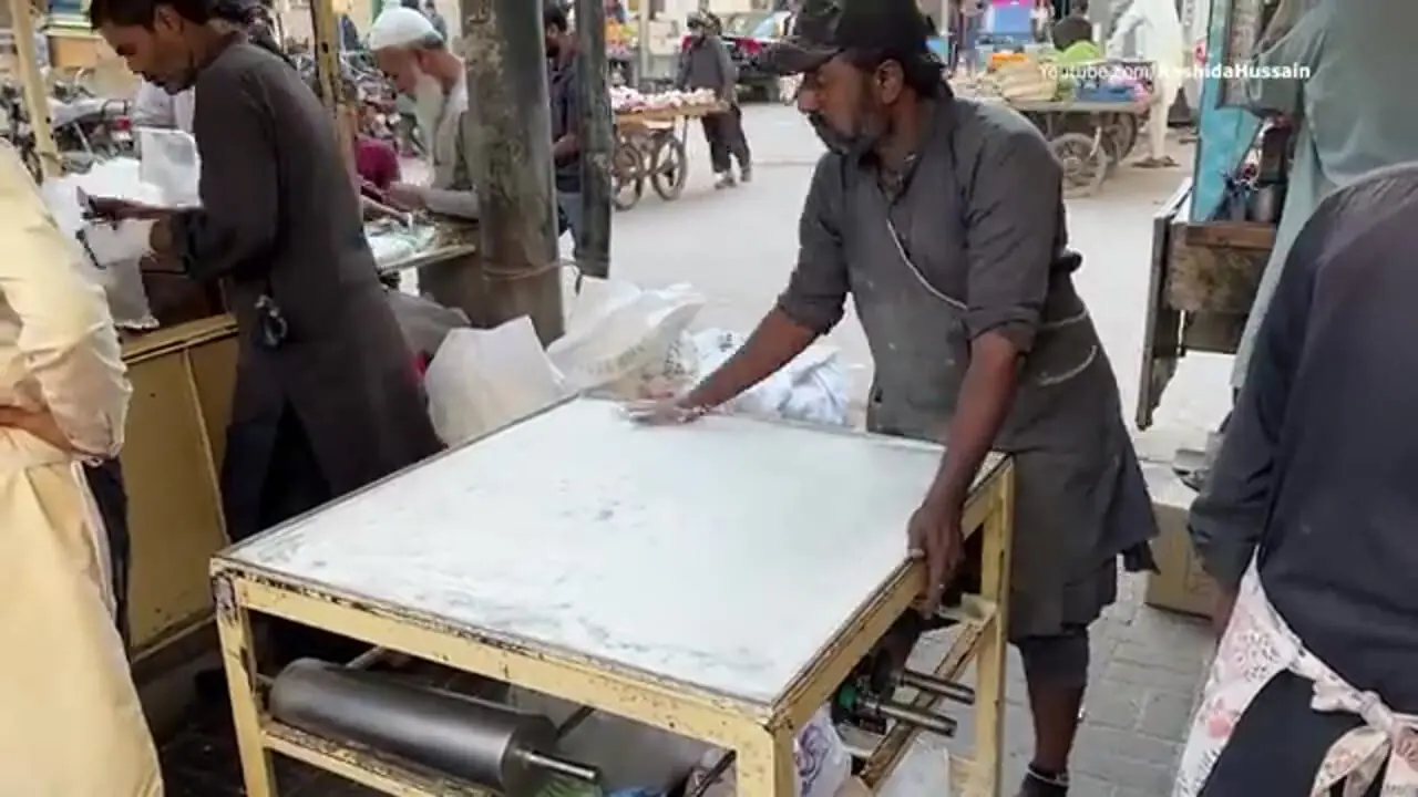 غذای خیابانی در پاکستان؛ تهیه شیرینی بادام زمینی به روش سنتی در کراچی