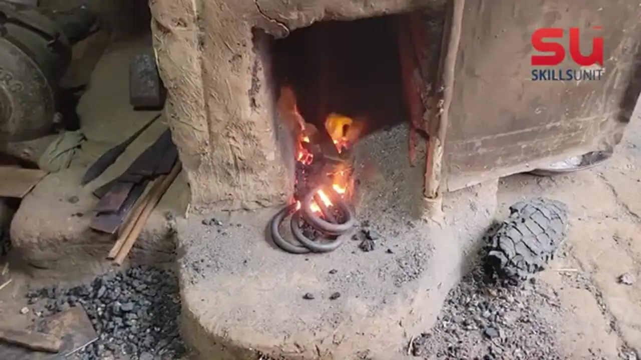 فرآیند دیدنی تولید قیچی به روش سنتی در کارگاهی در پاکستان