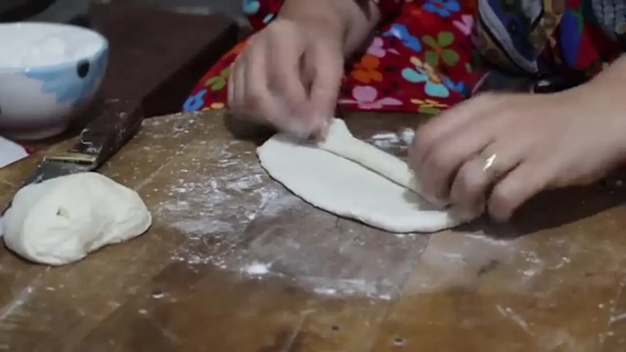 غذای روستایی در ایران؛ پخت کوکوی عدس و نان تازه در روستایی زیبا