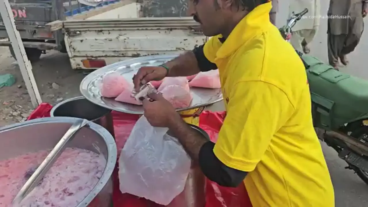 ببینید| غذای خیابانی در پاکستان؛ تهیه میلک شیک توت فرنگی در کراچی