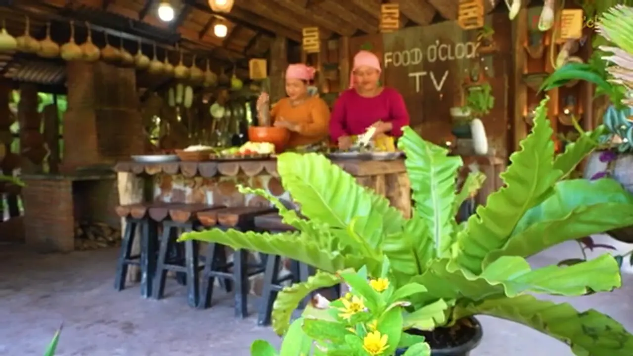 ببینید| غذای روستایی در سنگاپور؛ کباب موش و تهیه سالاد پاپایا در روستا