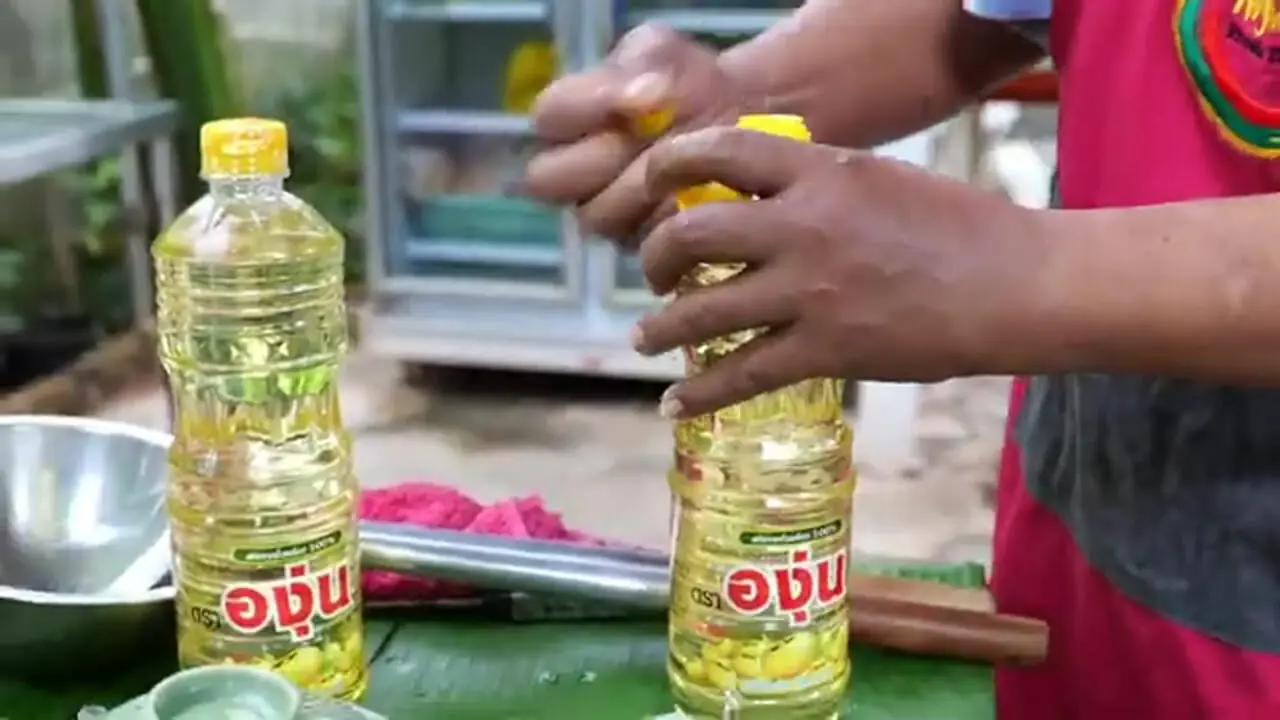 غذای خیابانی در تایلند؛ پخت املت با سبزیجات و گل نیلوفر در بانکوک